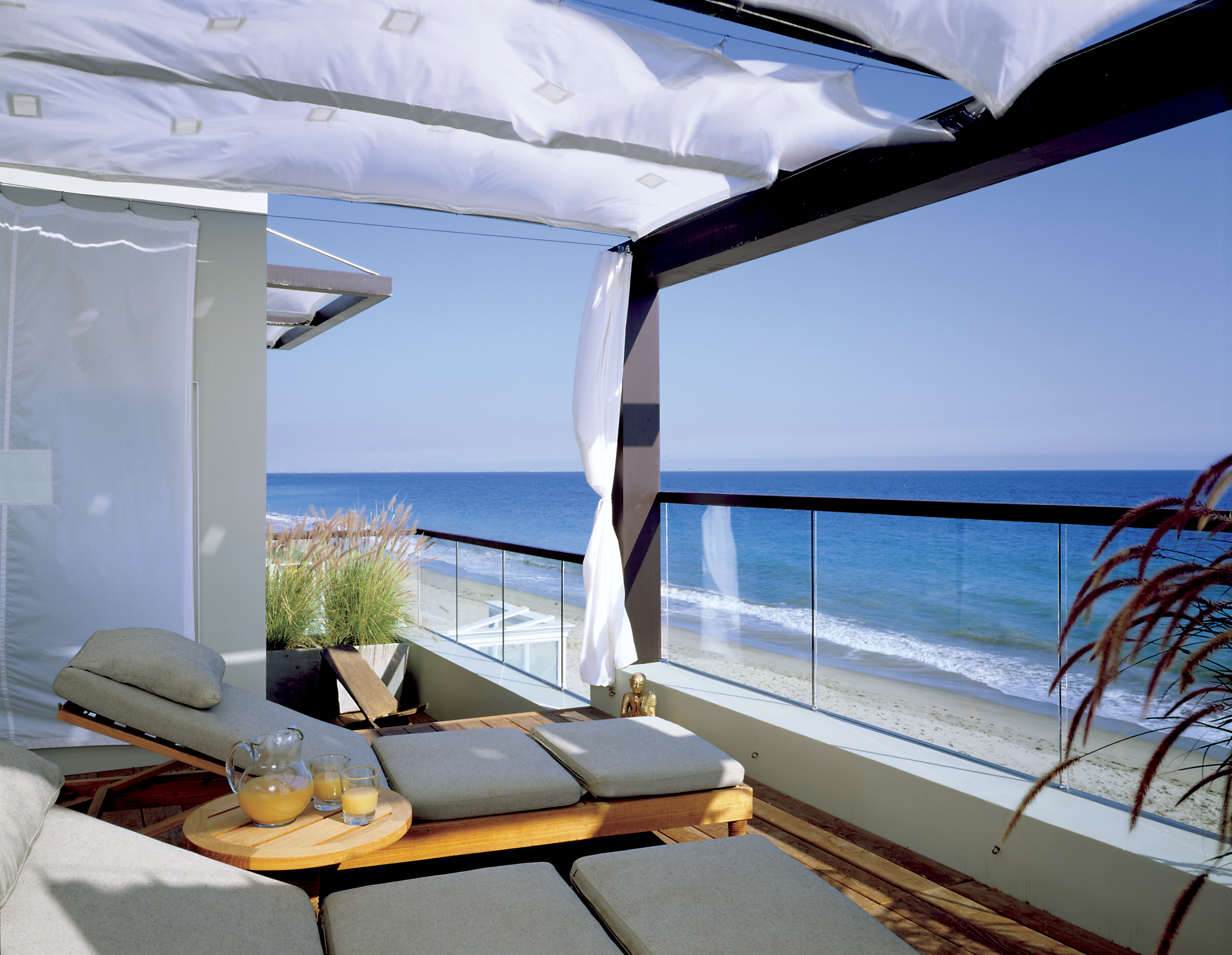 Домик с видом на море. Вид с балкона на океан. Терраса на берегу океана. Шикарный вид на море. Дом у моря.